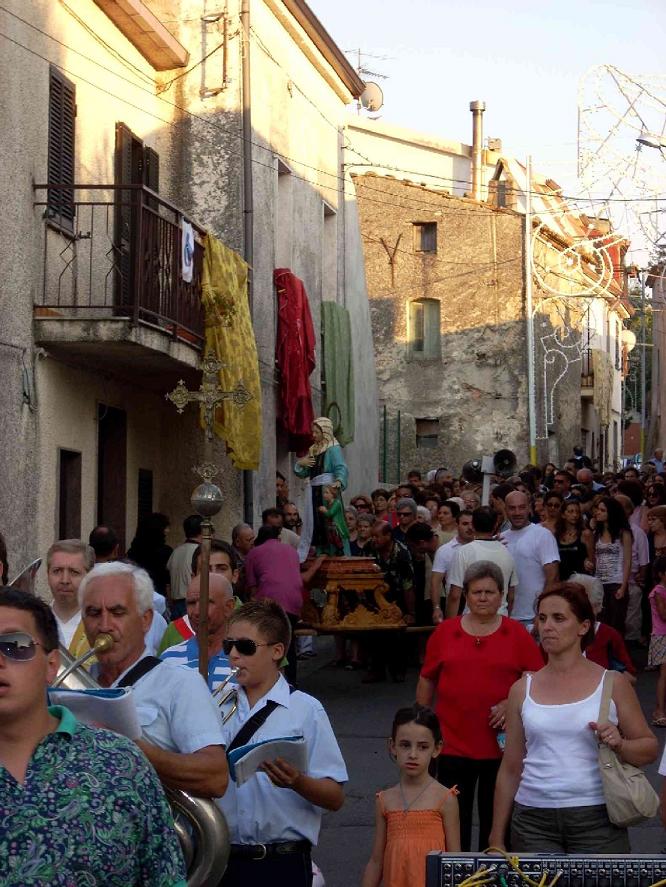 un momento della processione 2007 con S. Marina.JPG